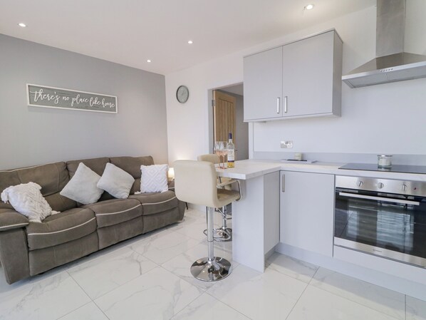 Refrigerador, lavavajillas, tetera eléctrica y tostadora