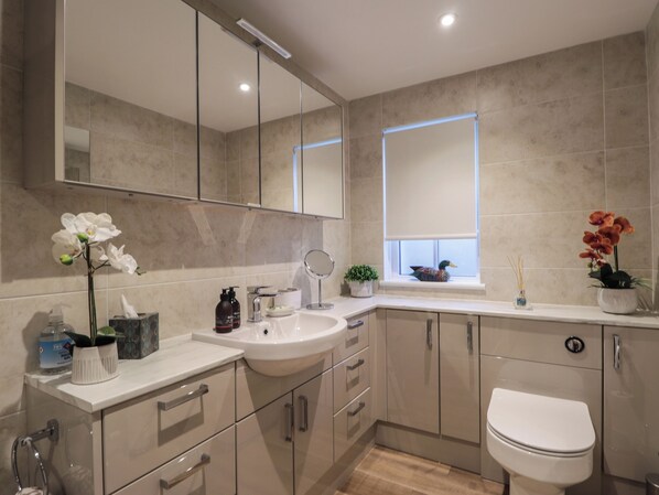 Bathroom - Bayside Cottage (Forres)