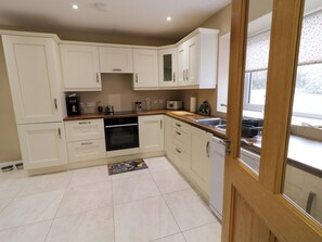 غسالة أطباق، غلّاية كهربائية، مستلزمات طهي/أطباق/أوعية