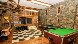 Ein Billardraum mit Billardtisch, Snookertisch und Schachbrettmuster-Boden.