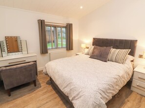 3 bedrooms, individually decorated, individually furnished, free WiFi - 12A Lake Escape (Carnforth)