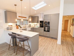 Fridge, dishwasher, electric kettle, toaster - 12A Lake Escape (Carnforth)