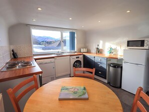 Refrigerador, lavavajillas, utensilios de cocina