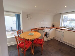 Fridge, dishwasher, cookware/dishes/utensils - Lakeland View Lodge (Keswick)
