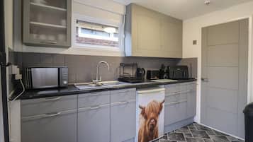 Frigorífico, hervidor eléctrico, tostadora y utensilios de cocina