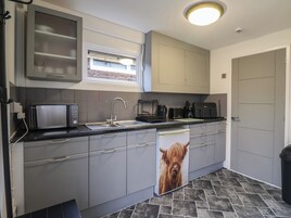 Frigorífico, hervidor eléctrico, tostadora y utensilios de cocina