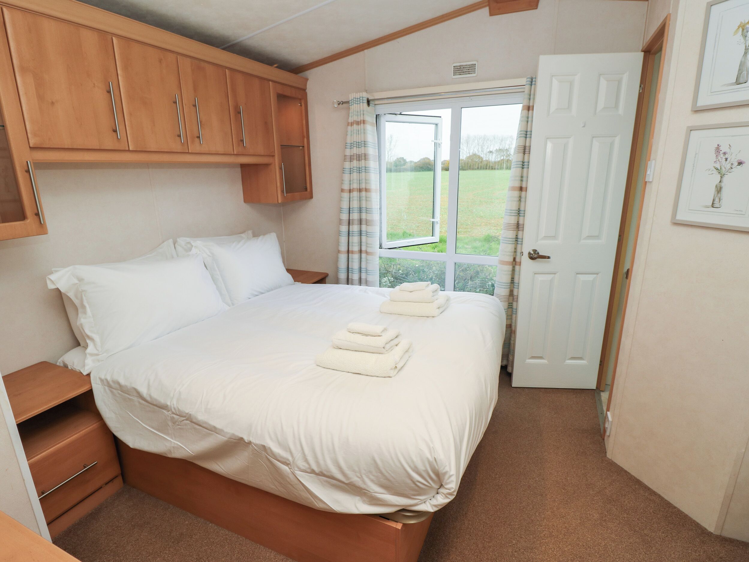 2 bedrooms, individually decorated, individually furnished