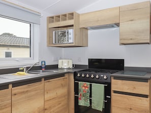 Lemari es, ketel listrik, dan pemanggang roti