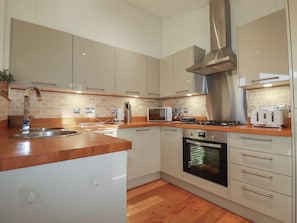 Fridge, electric kettle, toaster, cookware/dishes/utensils - 3 Hedgerows (Looe)