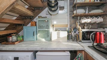 Frigorífico, hervidor eléctrico y utensilios de cocina