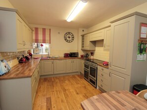 Tủ lạnh, máy rửa bát, ấm điện, lò nướng bánh mì