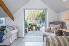 Living area - Leeward Cottage (Pembroke)