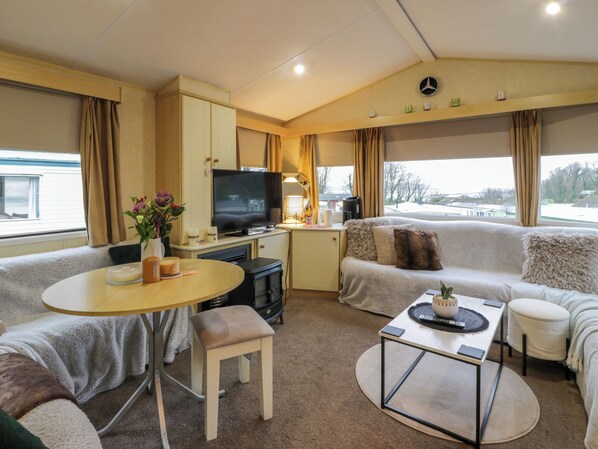 Flat-screen TV, DVD player - Seaviews (Stranraer)