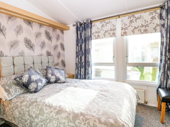 Une chambre à coucher avec un lit, une fenêtre et un radiateur.