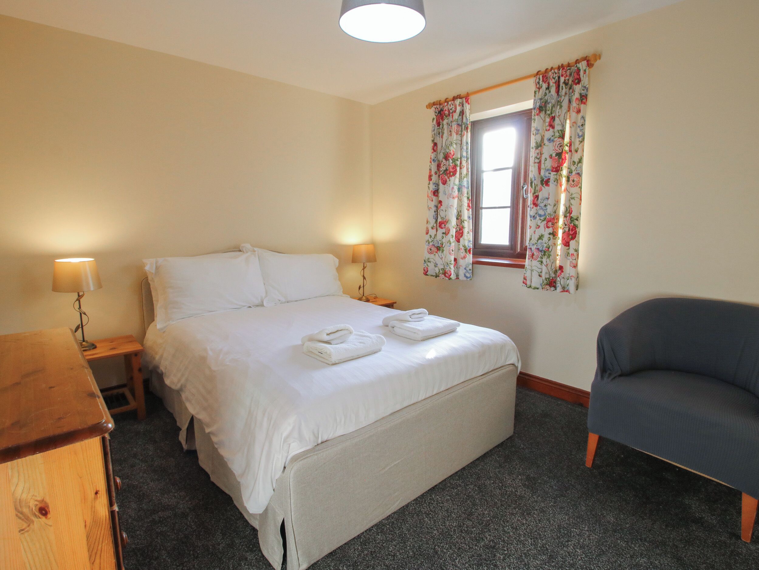 2 室のベッドルーム、客室ごとに異なる装飾、客室ごとに異なるインテリア、WiFi (無料)