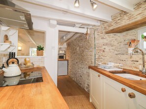Cottage | Private kitchen | Fridge, dishwasher, electric kettle, toaster - 3 Cumberland Cottages (Kingsbridge)