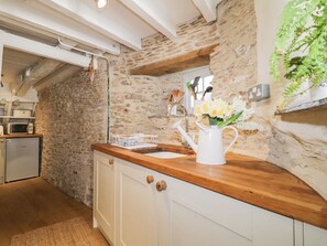 Cottage | Privékeuken | Een koelkast, een vaatwasser, een waterkoker, een broodrooster