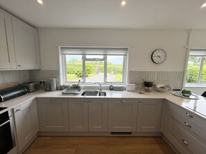 Cookware/dishes/utensils - War Horse Valley Orchard View (Winkleigh)