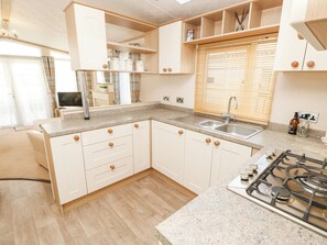 Een koelkast, een waterkoker, een broodrooster