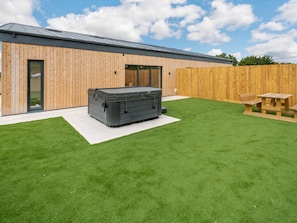 Outdoor dining - Bears Court Barn 2 (Cheltenham)