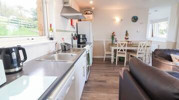 Cottage | Private kitchen | Fridge, dishwasher, electric kettle, toaster