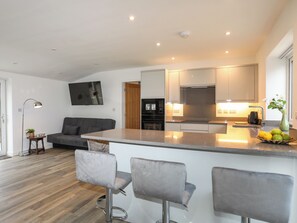 Kjøleskap, oppvaskmaskin, vannkoker og brødrister