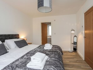 1 bedroom, individually decorated, individually furnished, free WiFi - Ynys Uchaf (Brynteg)