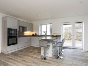 Fridge, dishwasher, electric kettle, toaster - Ynys Uchaf (Brynteg)