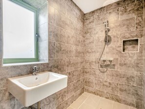 Shower - Bears Court The Annex (Cheltenham)