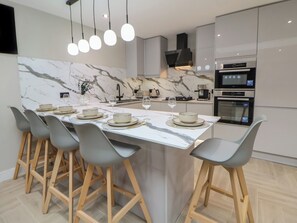 Réfrigérateur, lave-vaisselle, bouilloire électrique, grille-pain