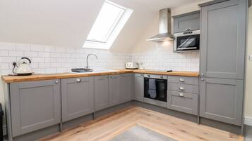 ثلاجة، غسالة أطباق، غلّاية كهربائية، محمصة خبز