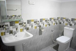 Kamar Double Standar | Kamar mandi | Shower, handuk, sabun, dan tisu toilet