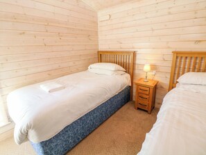 2 bedrooms, individually decorated, individually furnished, free WiFi - Dovestone Luxury Lodges - Pets Welcome (Oldham)