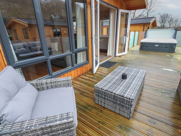 Terrace/patio - Dovestone Luxury Lodges - Pets Welcome (Oldham)