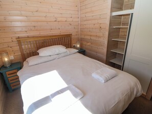 Cottage | 2 bedrooms, individually decorated, individually furnished, free WiFi - Dovestone Luxury Lodges - pet Free (Oldham)