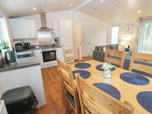 Refrigerador, lavavajillas, tetera/pava eléctrica, tostadora