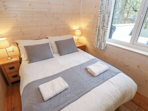 2 kamar tidur dan didekorasi berbeda-beda