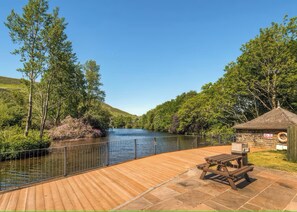 Outdoor dining - Lakeside Pods - Pets Welcome (Oldham)
