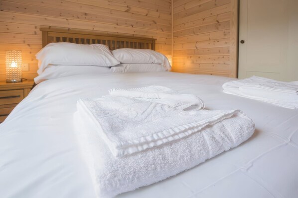 2 Schlafzimmer, individuell dekoriert, individuell eingerichtet