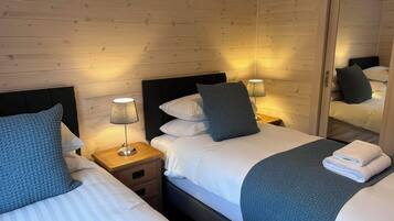 2 kamar tidur dan didekorasi berbeda-beda