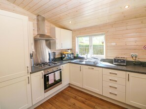 Cottage | Private kitchen | Fridge, dishwasher, electric kettle, toaster
