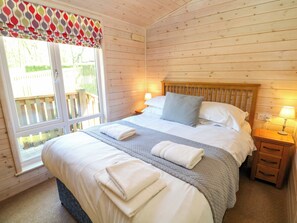 2 bedrooms, individually decorated, individually furnished, free WiFi - Dovestone Luxury Lodges - pet Free (Oldham)