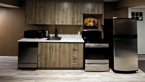 Coffee/tea maker, fridge, microwave, oven - Cosy Apartment 10 mins from Calgary, available as an event space aswell! (Chestermere)