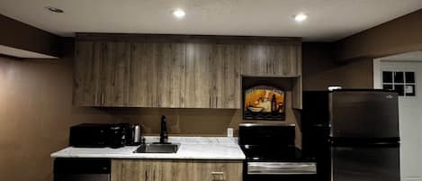 Frigorifero, microonde, forno, piano cottura