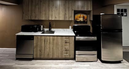 Cosy Apartment 10 mins from Calgary, available as an event space aswell!