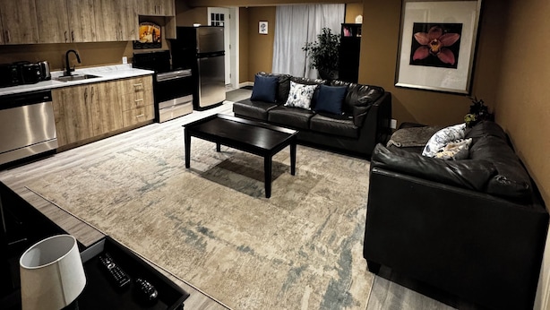 Smart TV - Cosy Apartment 10 mins from Calgary, available as an event space aswell! (Chestermere)