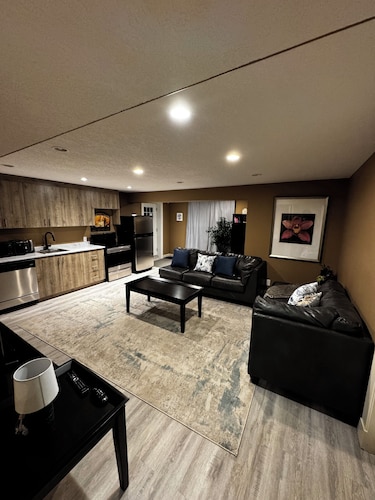 Cosy Apartment 10 mins from Calgary, available as an event space aswell!