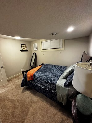 2 bedrooms, desk, iron/ironing board, WiFi