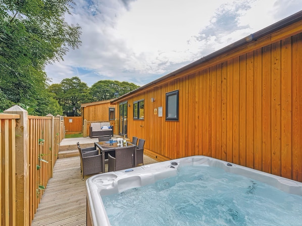 Terrace/patio - Dovestone Luxury Lodges - Pets Welcome (Oldham)