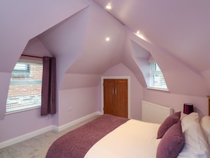 4 Schlafzimmer, individuell dekoriert, individuell eingerichtet